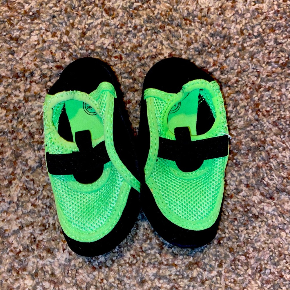 Water shoes 5/6c